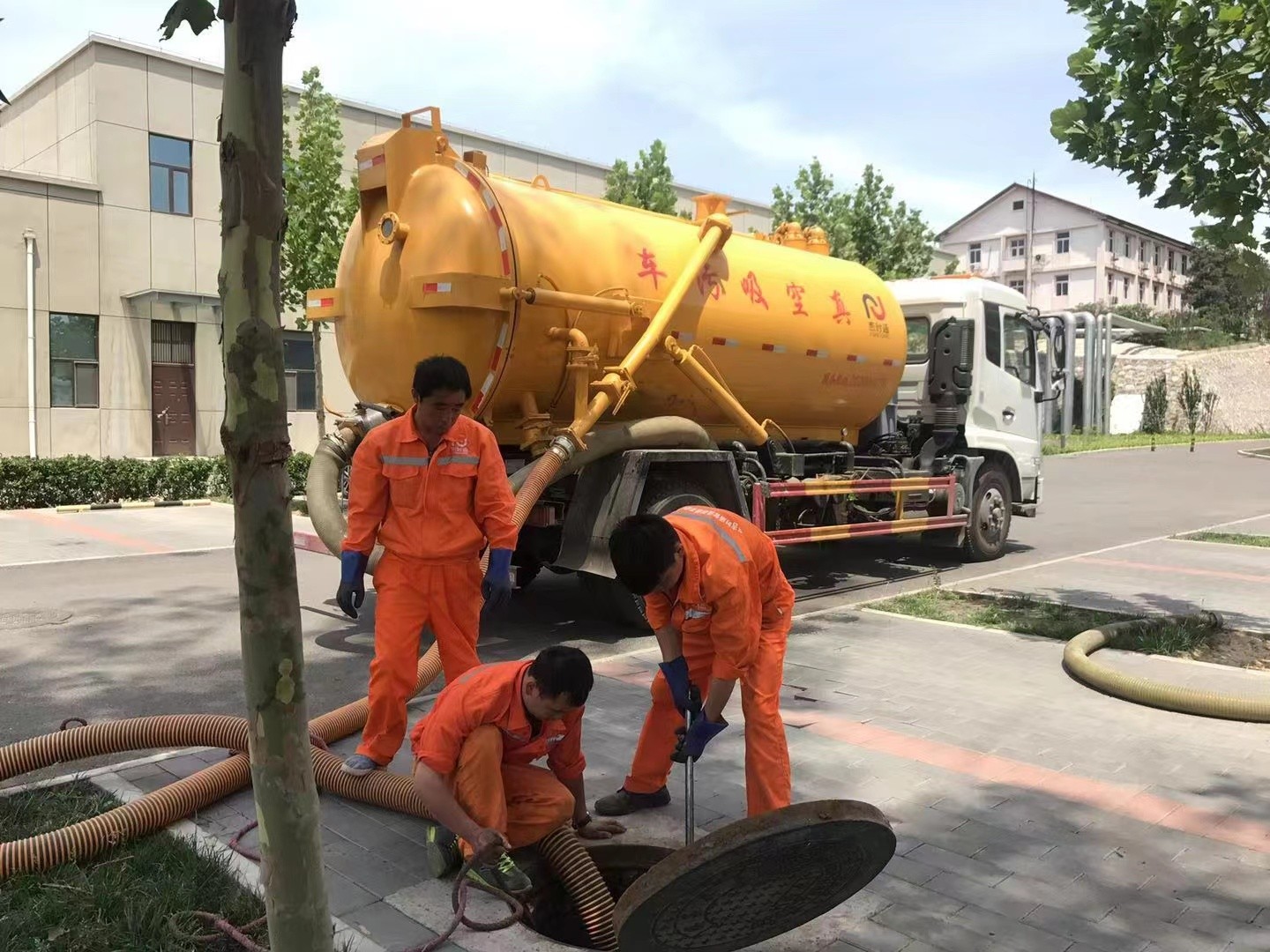 忻城管道疏通车停在窨井附近