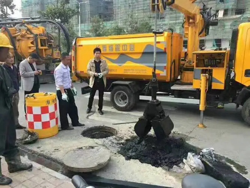 忻城街道：网格员化身“清道夫”，为民解忧疏通“堵心”化粪池