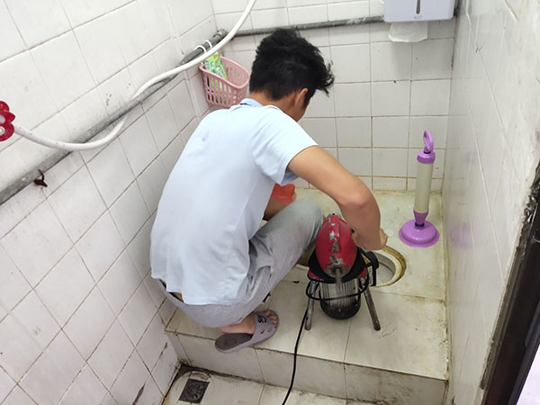 忻城肥皂掉到马桶里把马桶堵住了怎么办？马桶堵住了怎么办